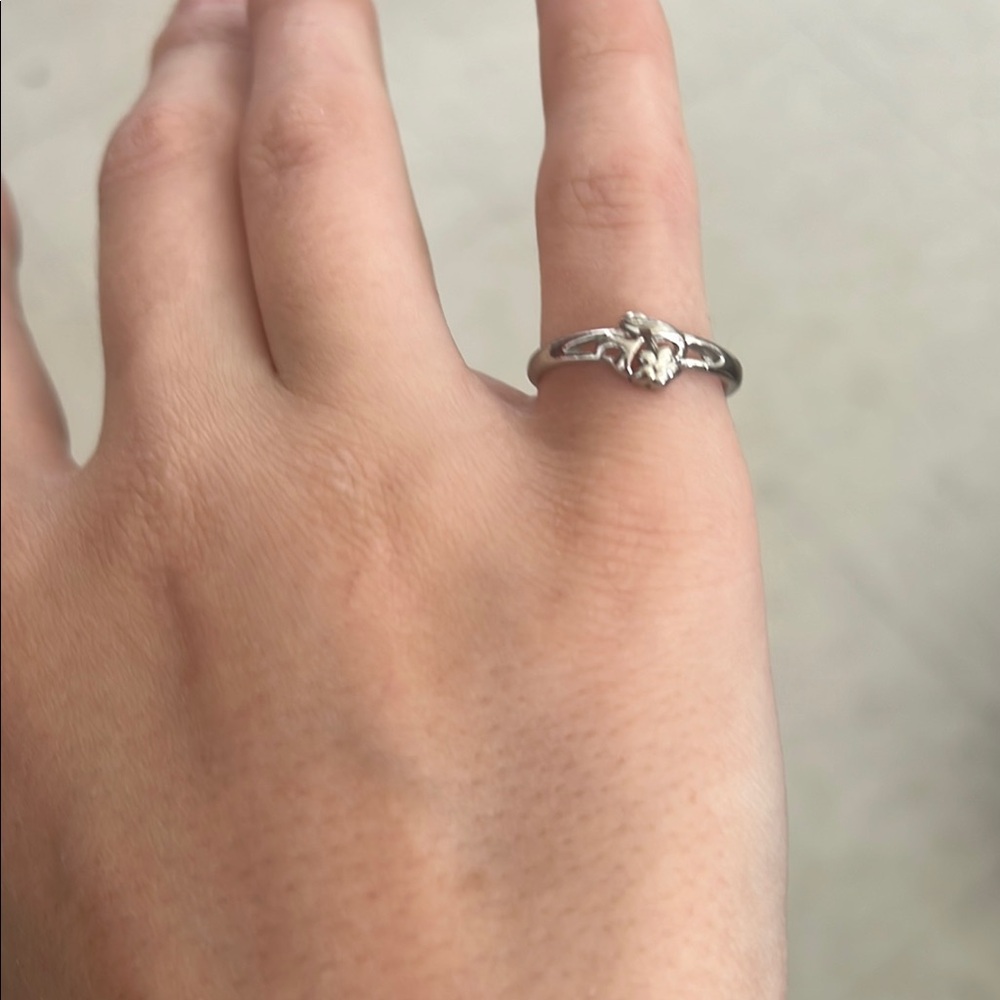 Elegant Silver Tone Floral Ring